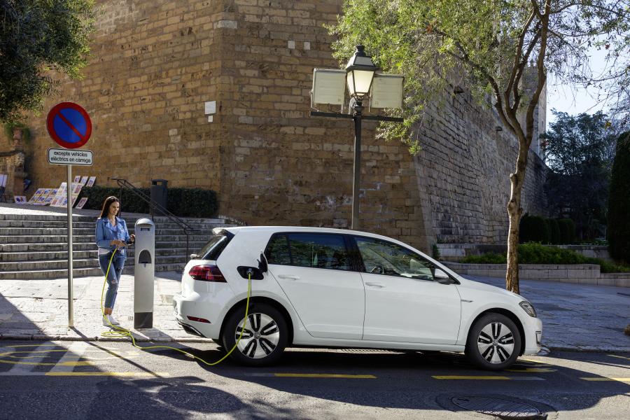 Volkswagen e-Golf 2017 года  (WW) (фото 23 из 49)